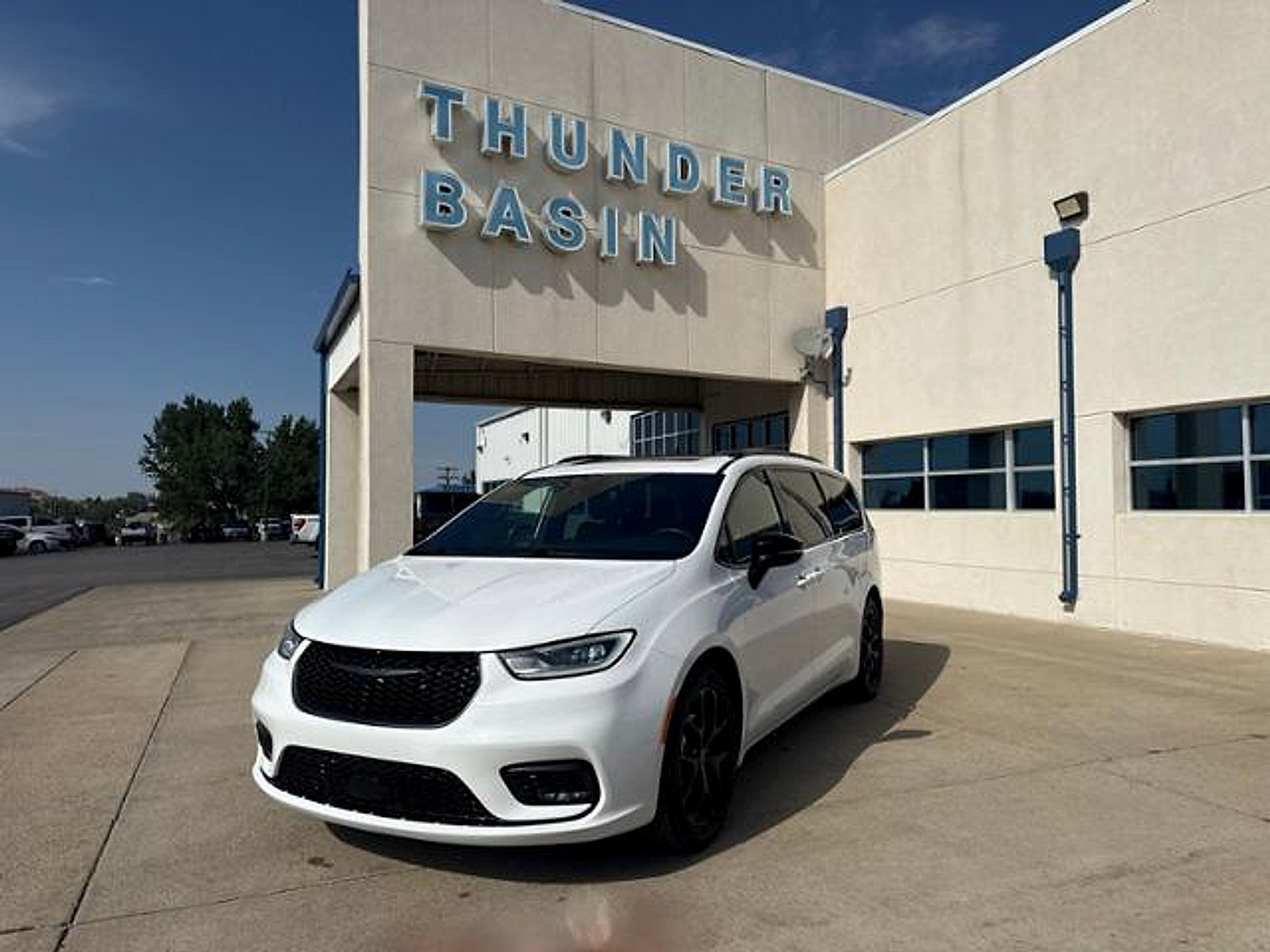 Used 2025 Chrysler Pacifica Limited FWD image 1