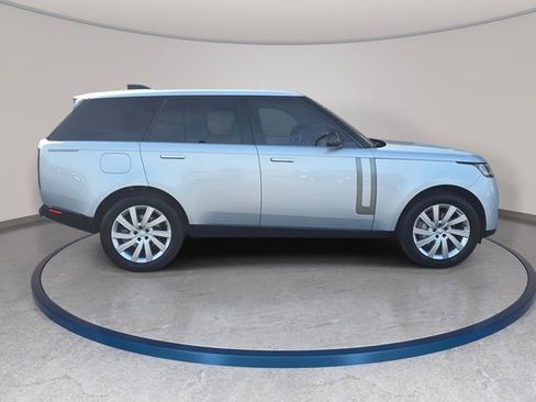 Used 2024 Land Rover Range Rover SE image 4