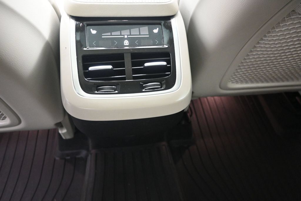 Used 2023 Volvo XC90 B6 Ultimate w/ Protection Package Premier AWD/4WD image 18
