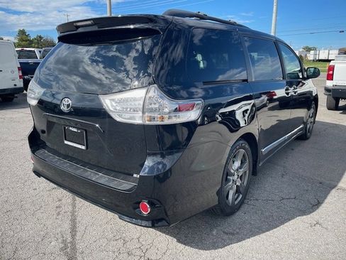 Used 2017 Toyota Sienna SE image 5