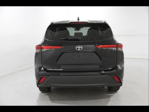 Used 2023 Toyota Highlander LE FWD image 21