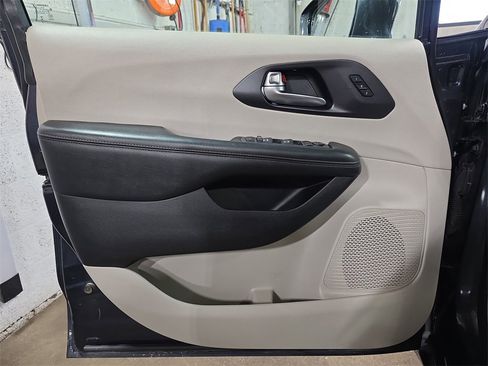 Used 2020 Chrysler Pacifica Limited image 26