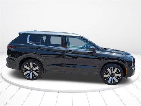 New 2025 Mitsubishi Outlander Platinum Edition image 3