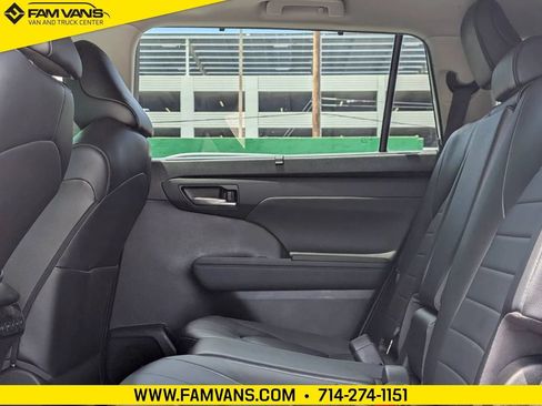 Used 2023 Toyota Highlander XLE FWD image 16