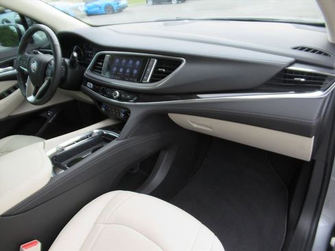 Used 2023 Buick Enclave Essence image 10