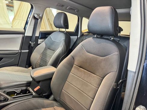 Used 2024 Volkswagen Taos SE w/ Panoramic Sunroof Package image 17