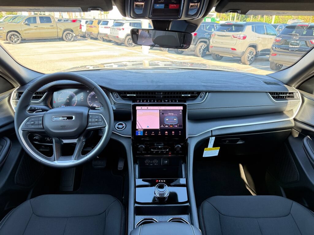 New 2027 Jeep Grand Cherokee Laredo RWD image 12