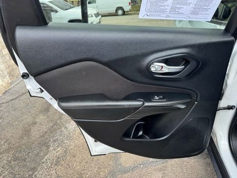 Used 2016 Jeep Cherokee Latitude w/ Cold Weather Group image 19