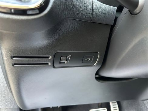 Used 2022 Volvo XC40 T5 R-Design w/ Advanced Package image 21