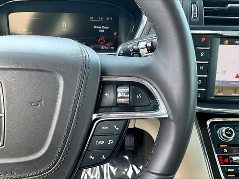 Used 2019 Lincoln Continental Select image 12