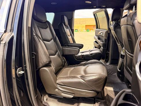 Used 2020 Cadillac Escalade ESV Luxury AWD/4WD image 16