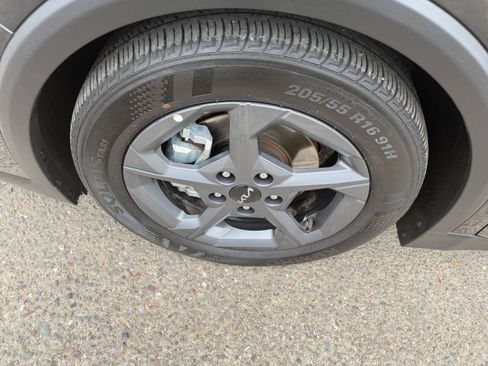 Used 2025 Kia K4 LXS image 32