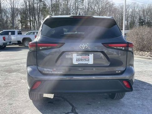 Used 2024 Toyota Highlander XLE image 4