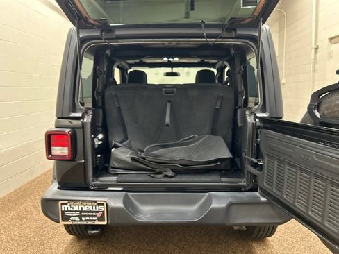 Used 2022 Jeep Wrangler Sport AWD/4WD image 11