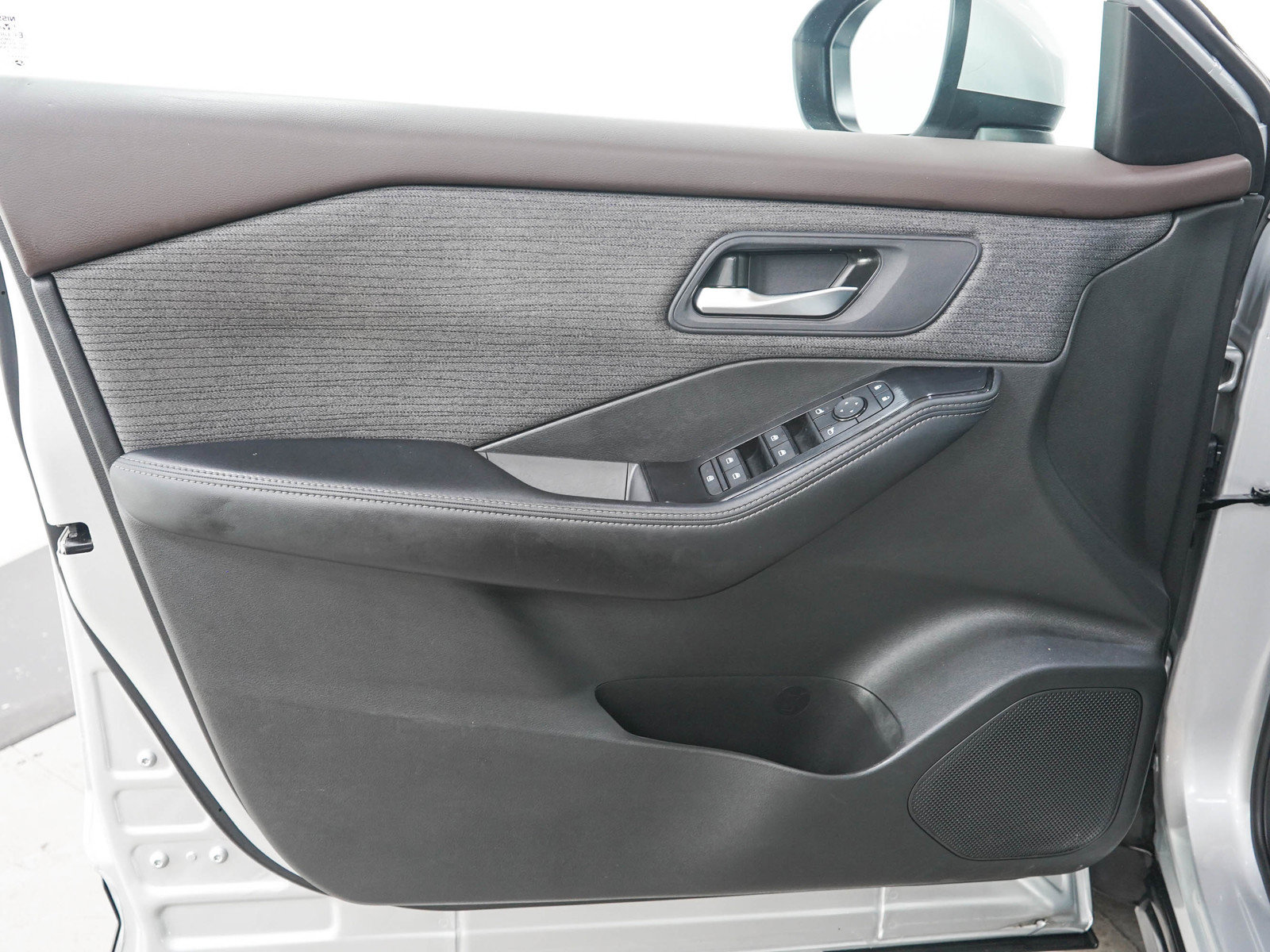 Used 2023 Nissan Rogue SV AWD/4WD image 19