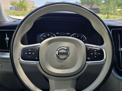 Used 2018 Volvo XC60 T6 Momentum w/ Vision Package AWD/4WD image 27
