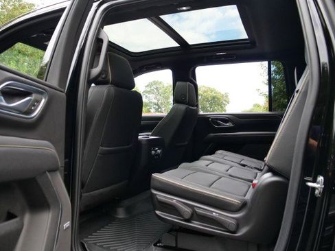 Used 2024 GMC Yukon XL SLT w/ SLT Luxury Package image 30