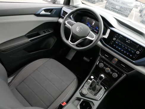 Certified 2024 Volkswagen Taos SE w/ Panoramic Sunroof Package image 9