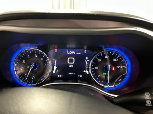 Used 2025 Chrysler Pacifica Select image 16