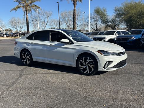 Certified 2025 Volkswagen Jetta SEL image 6