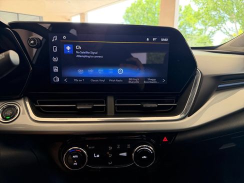 Used 2025 Chevrolet Trax LT FWD image 17