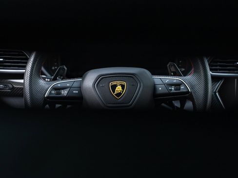 Used 2022 Lamborghini Urus image 36
