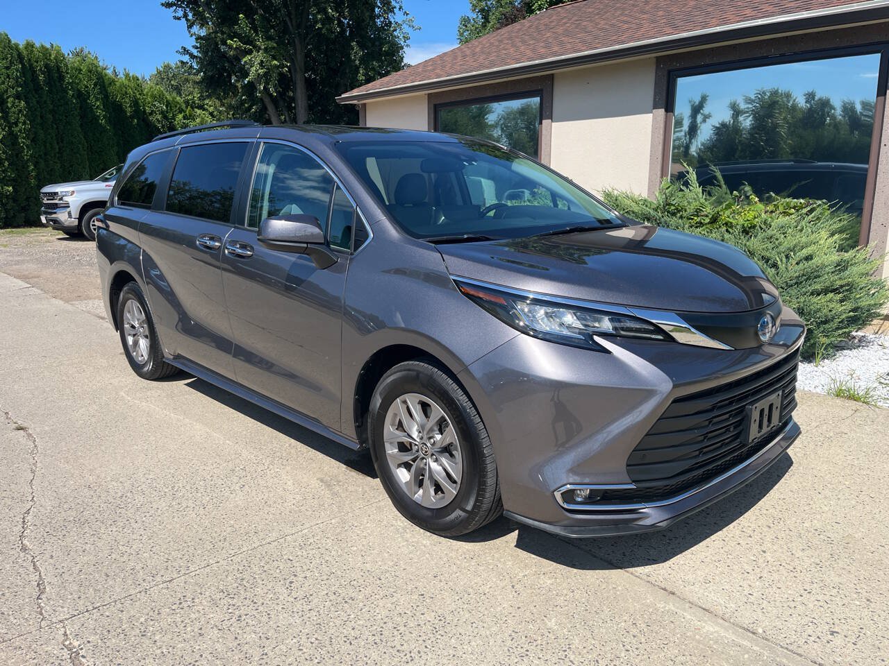 Used 2022 Toyota Sienna XLE FWD image 1