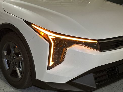 New 2025 Kia K4 LXS image 9