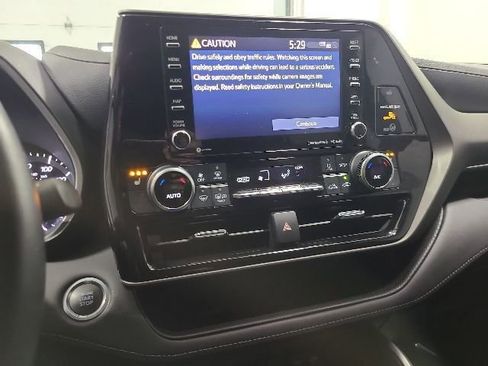 Used 2021 Toyota Highlander XLE AWD/4WD image 33