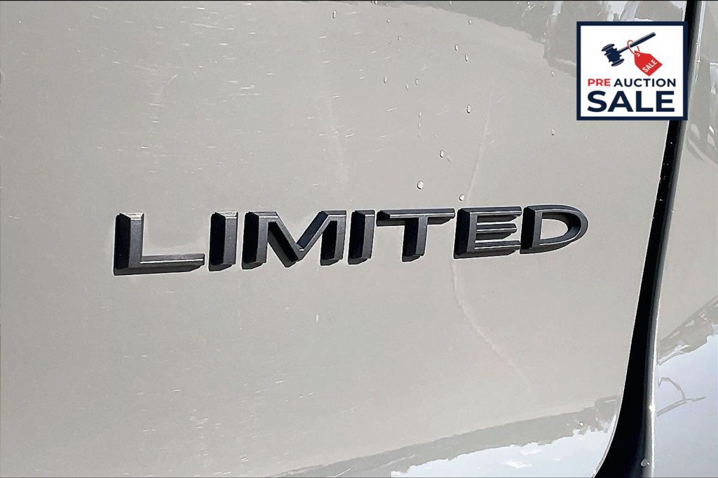 Used 2025 Chrysler Pacifica Limited FWD image 8