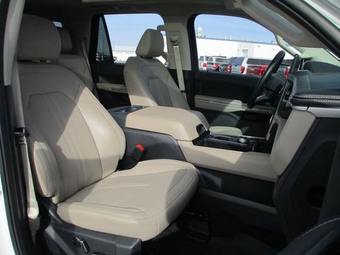 Used 2024 Ford Expedition Limited image 23