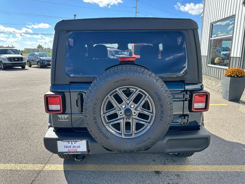 Used 2025 Jeep Wrangler Sport image 6