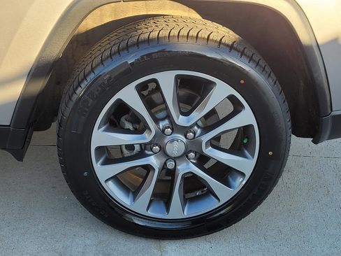 Used 2018 Jeep Grand Cherokee Limited image 23