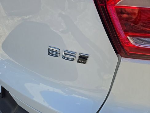 Certified 2024 Volvo XC40 B5 Core image 4