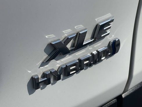 Used 2022 Toyota RAV4 XLE w/ XLE Grade Weather Package AWD/4WD image 10