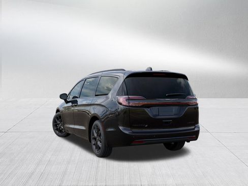 New 2026 Chrysler Pacifica Limited w/ S Appearance Package image 3