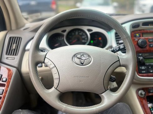 Used 2005 Toyota Highlander Limited w/ Leather Trim Pkg AWD/4WD image 11