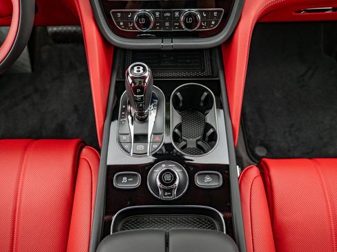 Used 2025 Bentley Bentayga image 8