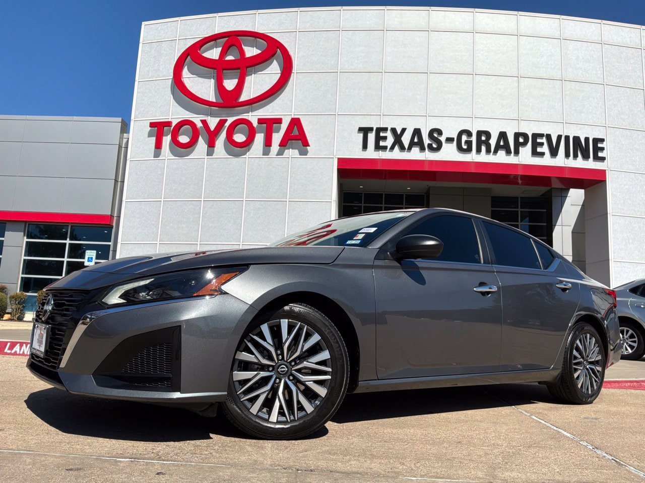 Used 2025 Nissan Altima 2.5 SV FWD image 2