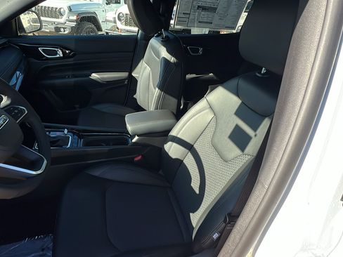 New 2026 Jeep Compass Latitude image 17