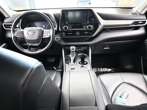 Used 2021 Toyota Highlander XLE image 37