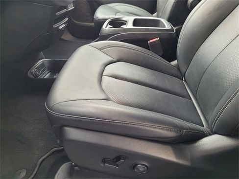 Certified 2025 Chrysler Pacifica Select image 16