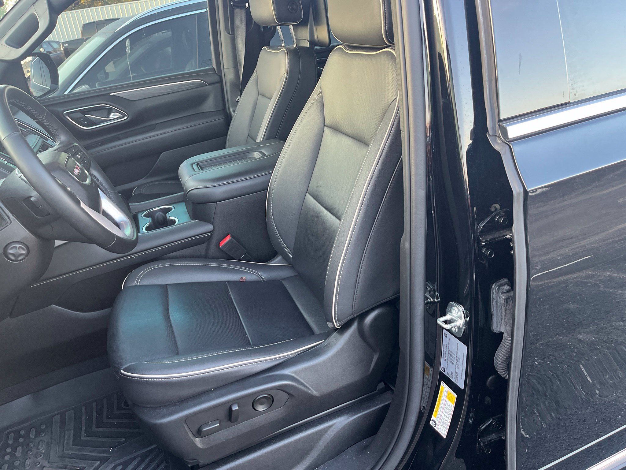 Used 2023 GMC Yukon SLT w/ SLT Premium Package AWD/4WD image 5