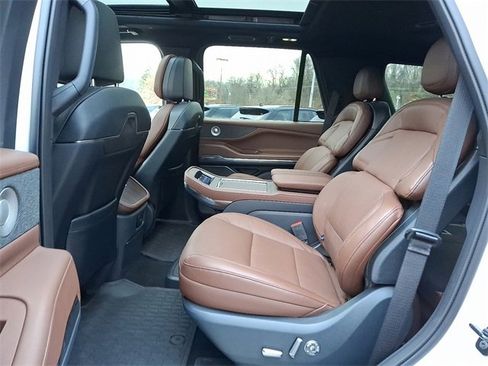 Used 2025 Lincoln Navigator Reserve image 10