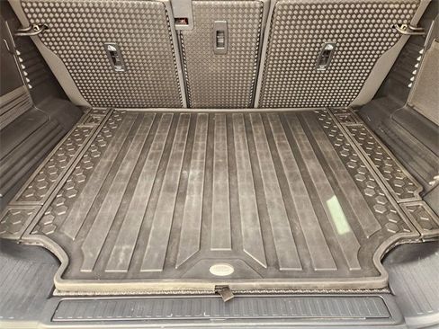 Used 2023 Land Rover Defender 110 SE image 32