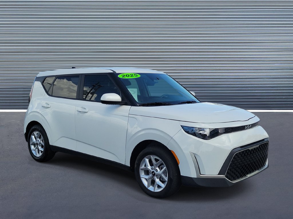 Used 2025 Kia Soul LX w/ LX Technology Package FWD image 2