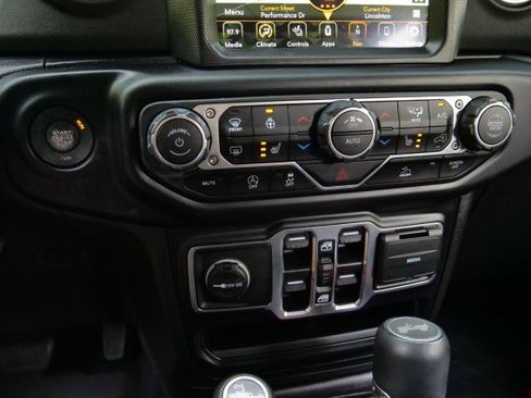 Used 2022 Jeep Wrangler Unlimited Sahara w/ Cold Weather Group AWD/4WD image 18