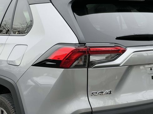Used 2020 Toyota RAV4 XLE Premium image 11