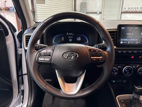 Used 2025 Hyundai Venue SEL image 9