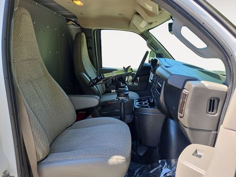 Used 2020 Chevrolet Express 2500 RWD image 15